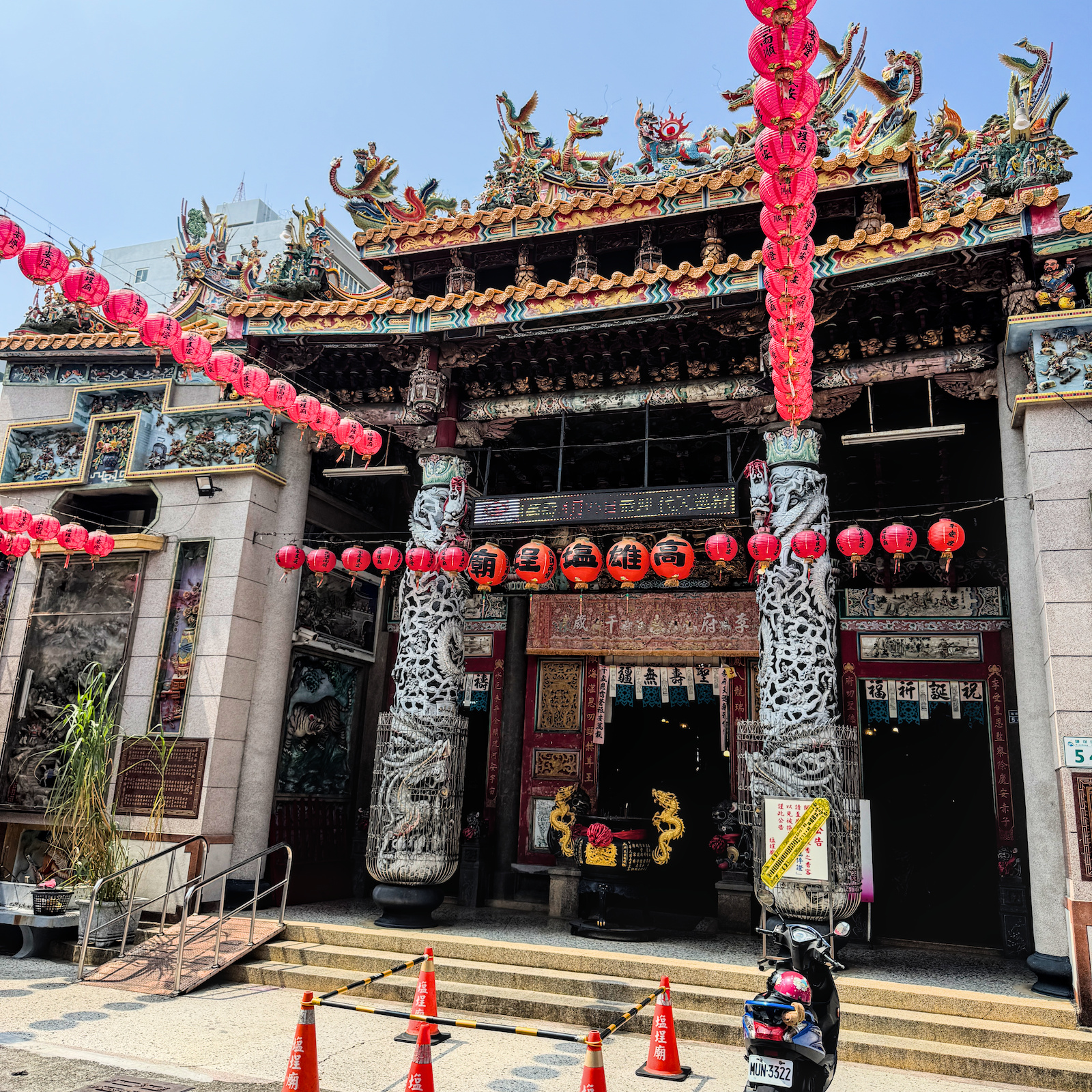 氣勢恢宏的三山國王廟正面，廟宇紅燈籠高掛，象徵著鹽埕在地文化與美食的結合。