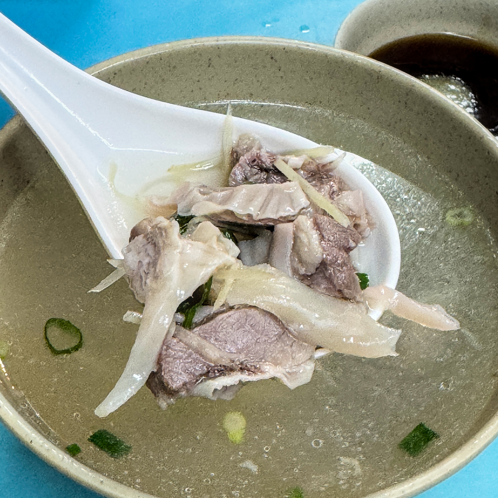 【前金美食】隱身巷弄的古早味!前金古早味陽春麵:一碗乾麵配黑白切的樸實好滋味! - 第5張圖 20251016 183356+0800 5431553