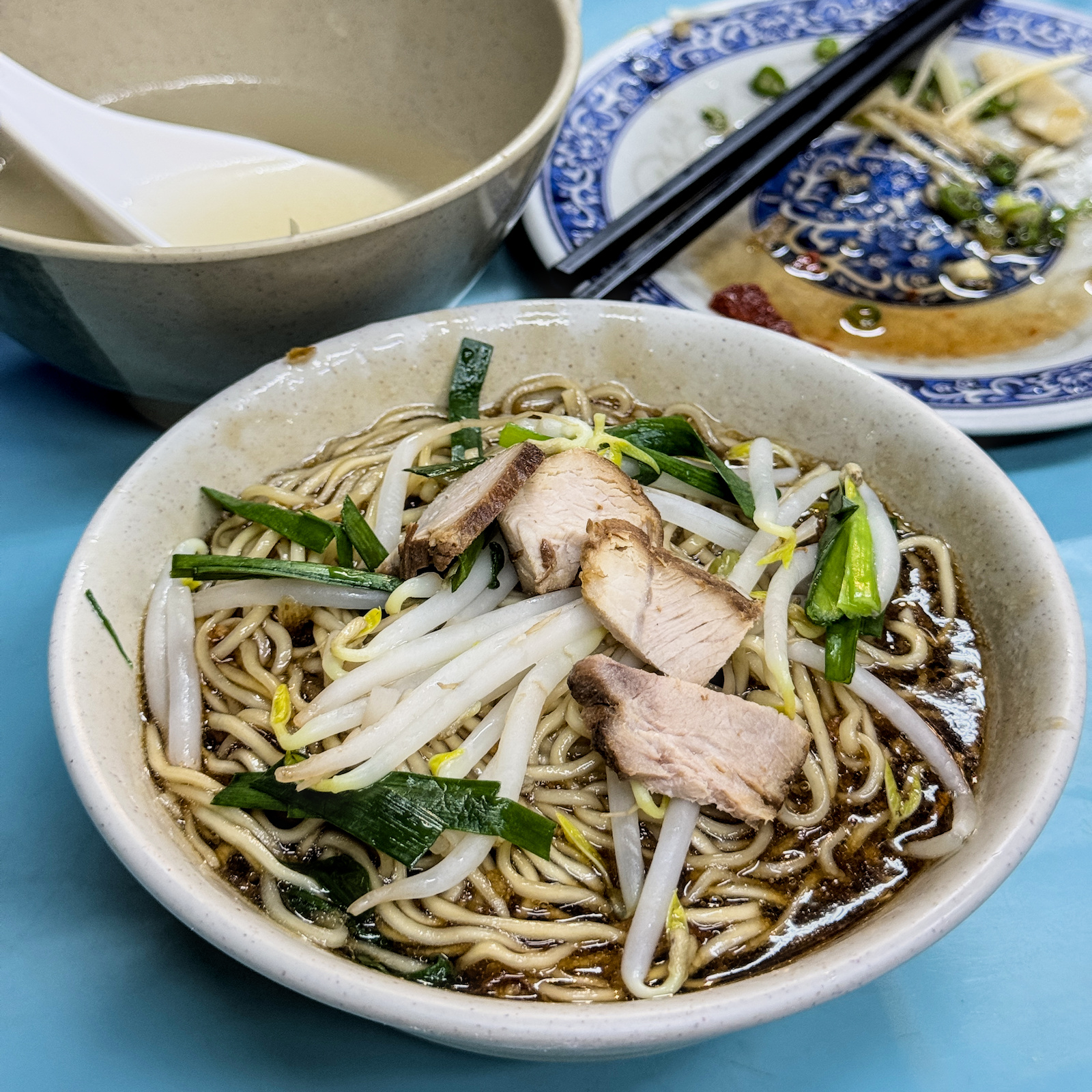 【前金美食】隱身巷弄的古早味!前金古早味陽春麵:一碗乾麵配黑白切的樸實好滋味! - 第3張圖 20251016 184420+0800 2526633