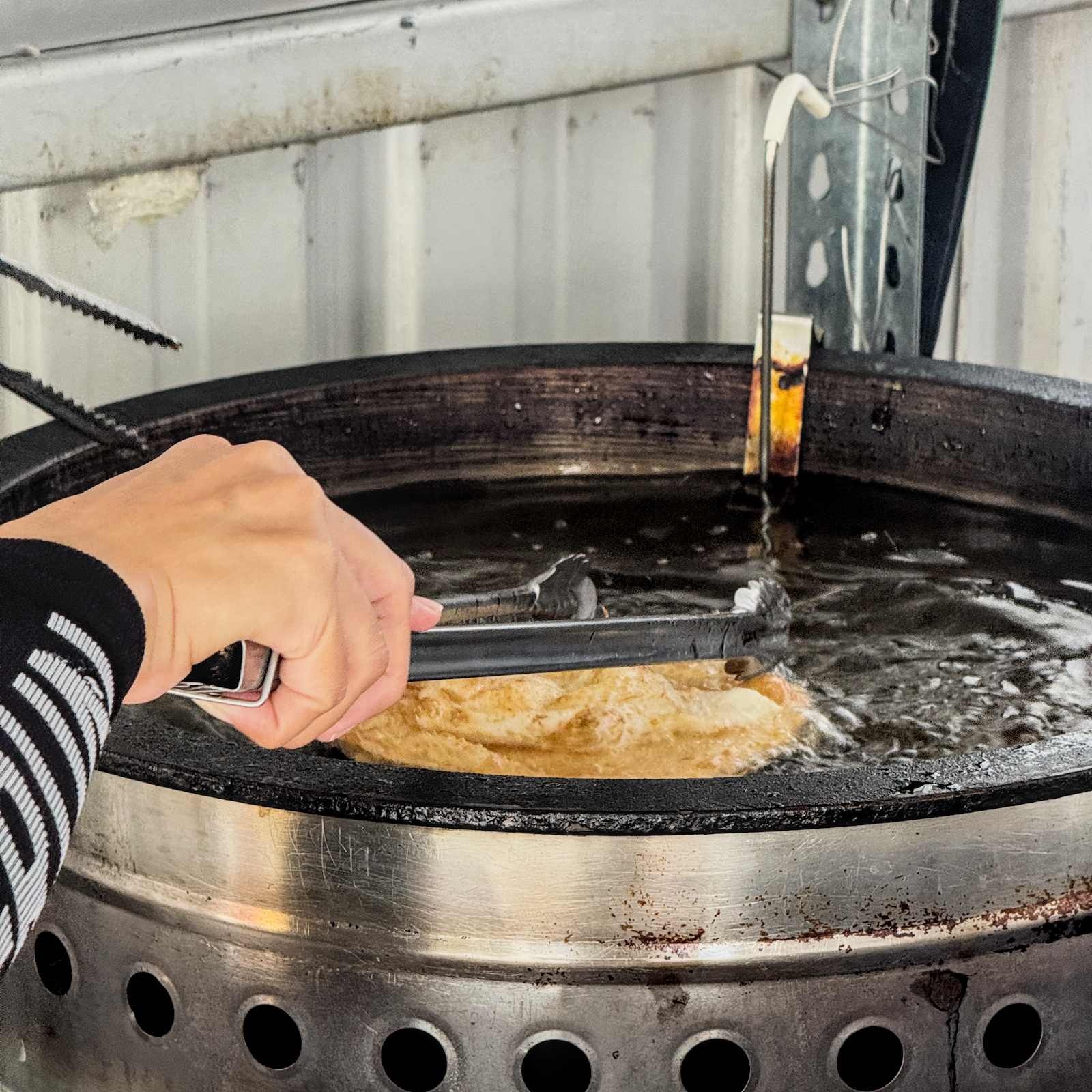 【高雄岡山】爆漿美味王者歸來!羊角村炸蛋餅,銷魂半熟蛋瀑布開吃! - 第2張圖 20251028 125023+0800 3187279