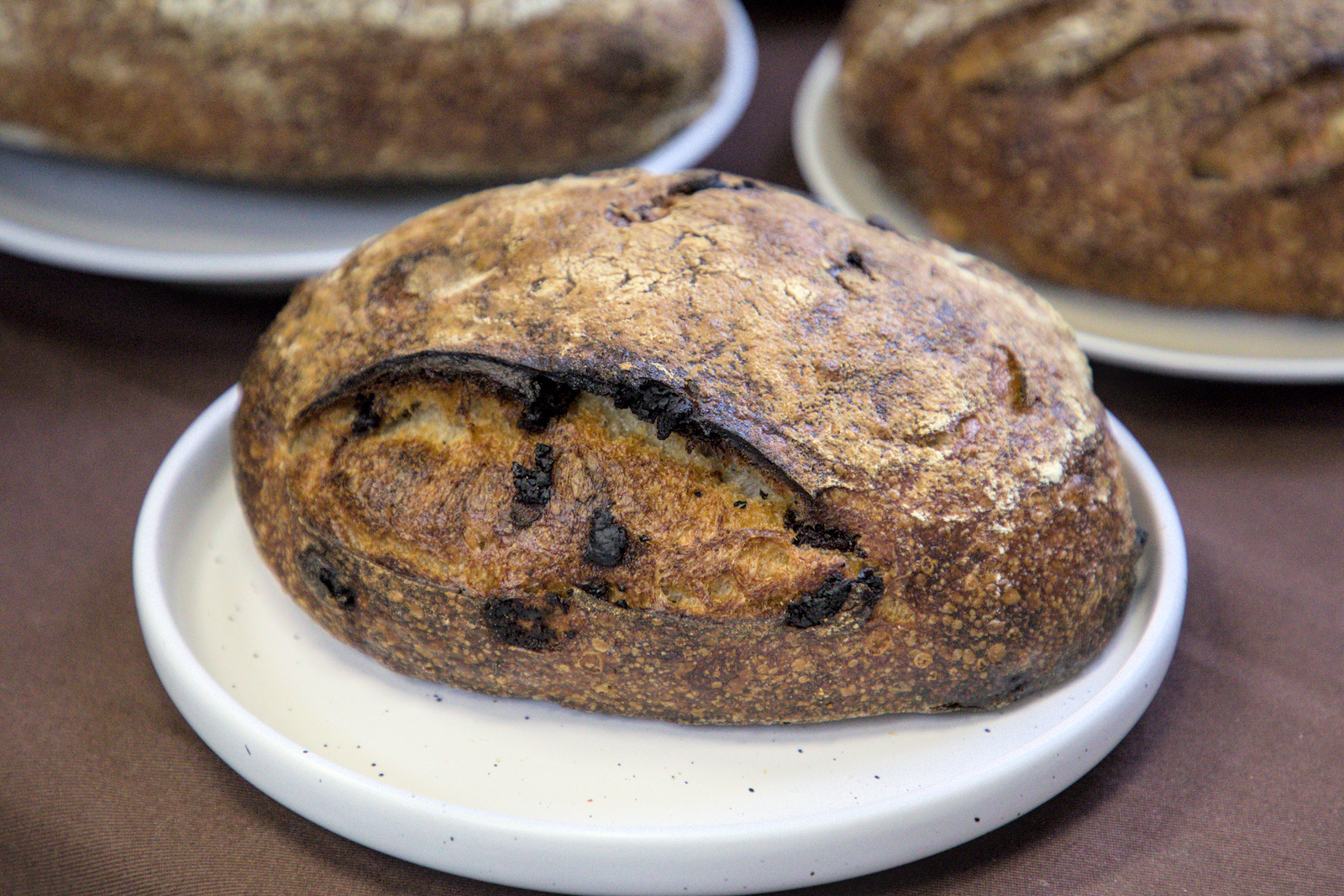 A Life bakery 柚子胡椒巧克力麵包內餡橫切面,苦甜巧克力與柚子清香完美融合。 A Life bakery 柚子胡椒巧克力麵包內餡橫切面,苦甜巧克力與柚子清香完美融合。