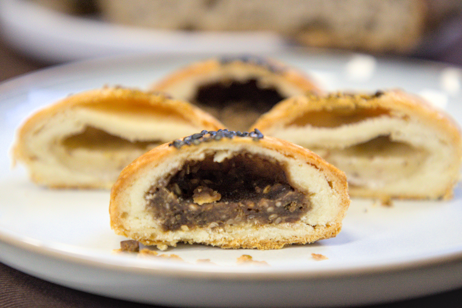 A Life bakery 黑糖黃豆甜燒餅切面,香氣撲鼻、層次分明。 A Life bakery 黑糖黃豆甜燒餅切面,香氣撲鼻、層次分明。