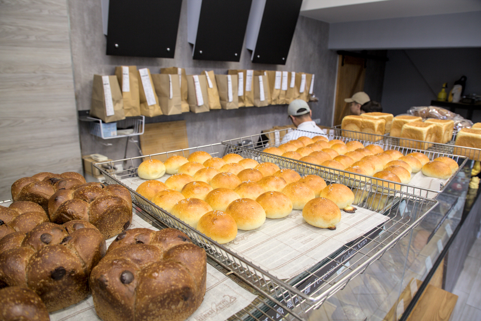 A Life bakery 店內空間設計,開放式烘焙區可見師傅製作酸種麵包的專業過程。 A Life bakery 店內空間設計,開放式烘焙區可見師傅製作酸種麵包的專業過程。