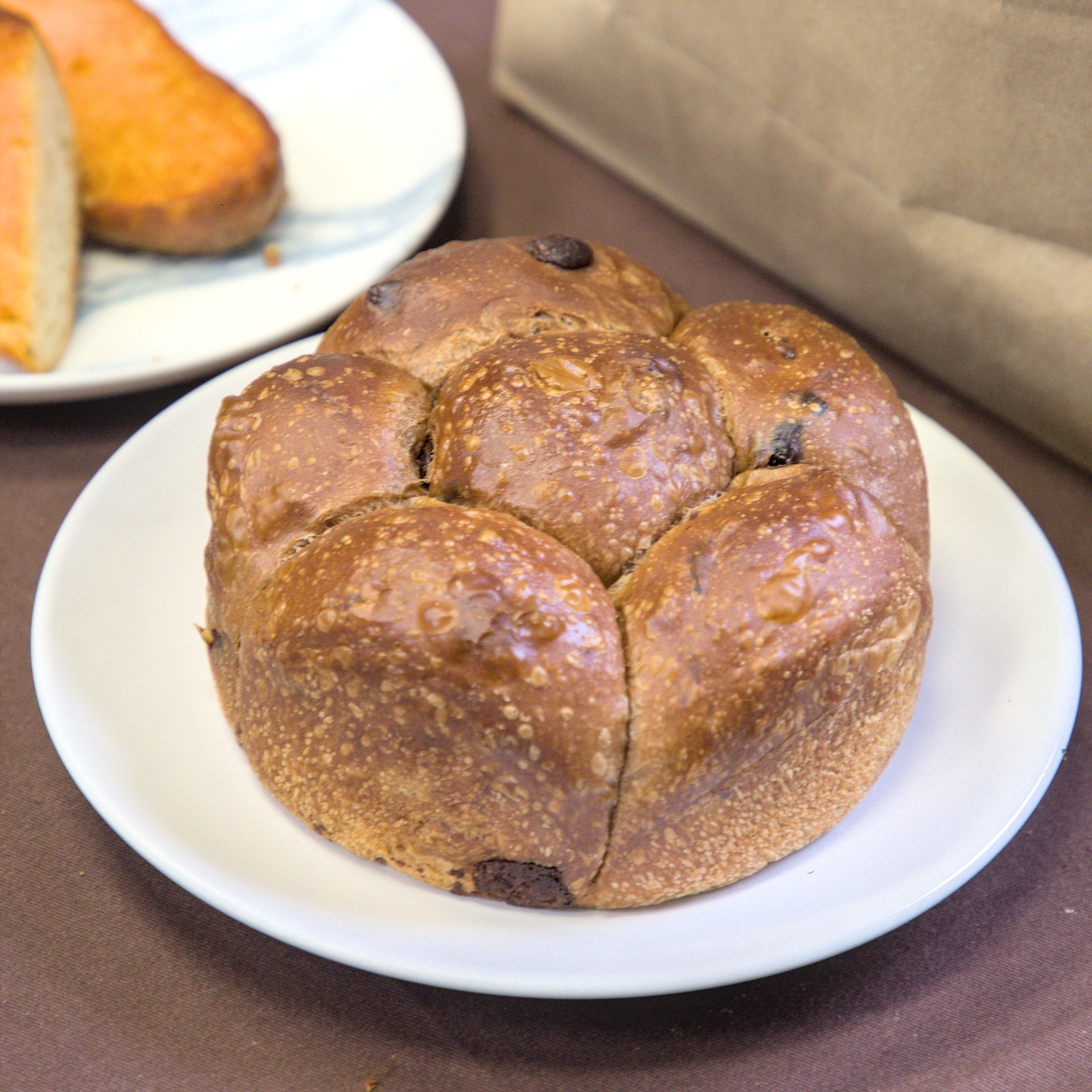 A Life bakery 櫻桃巧克力手撕包近拍,層次分明、質地濕潤的酸種甜麵包。 A Life bakery 櫻桃巧克力手撕包近拍,層次分明、質地濕潤的酸種甜麵包。