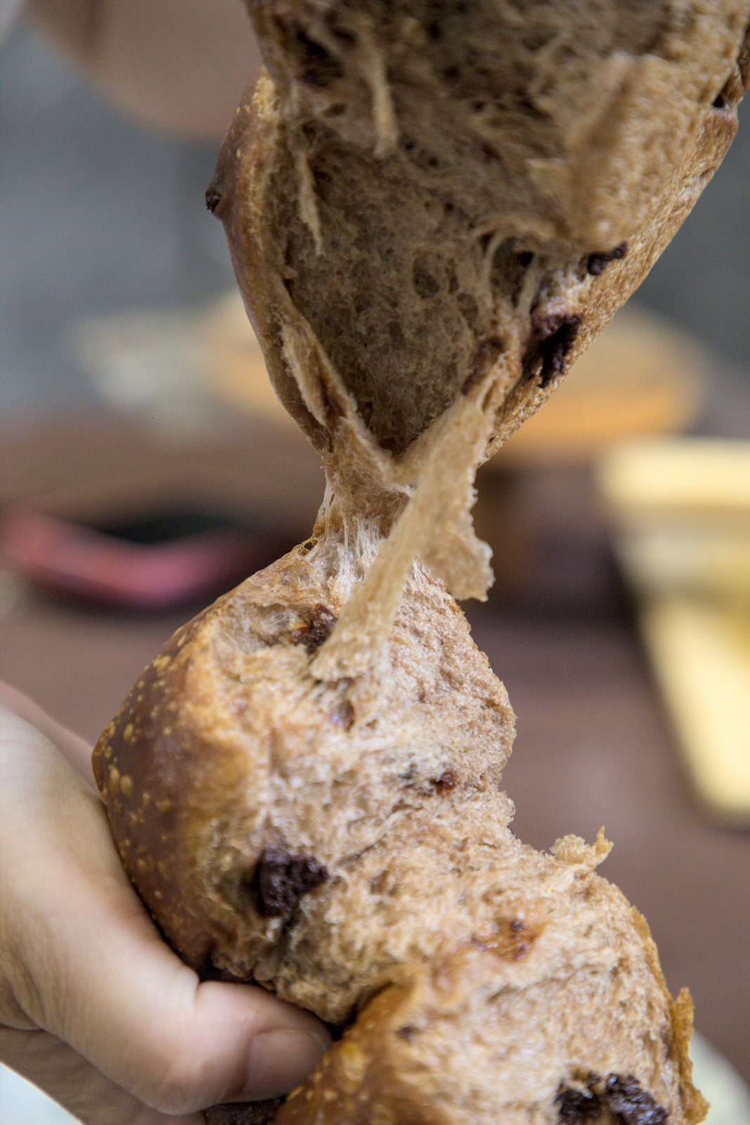 A Life bakery 甜點櫃內展示多款酸種麵包與塔類甜點,整齊排列,誘人食慾。 A Life bakery 甜點櫃內展示多款酸種麵包與塔類甜點,整齊排列,誘人食慾。