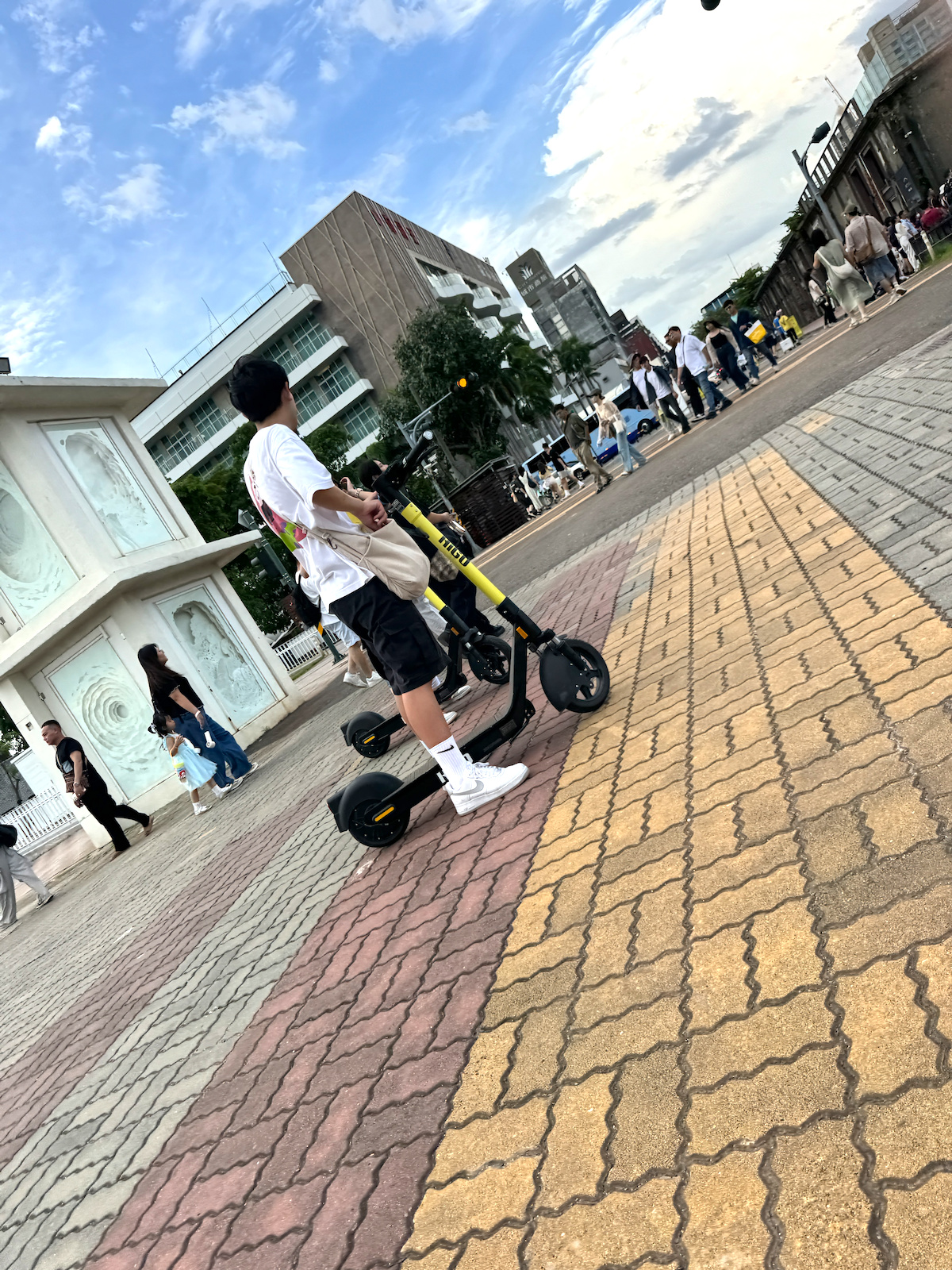 HIGO 共享電動滑板車｜高雄駁二一日遊最輕鬆的移動方式