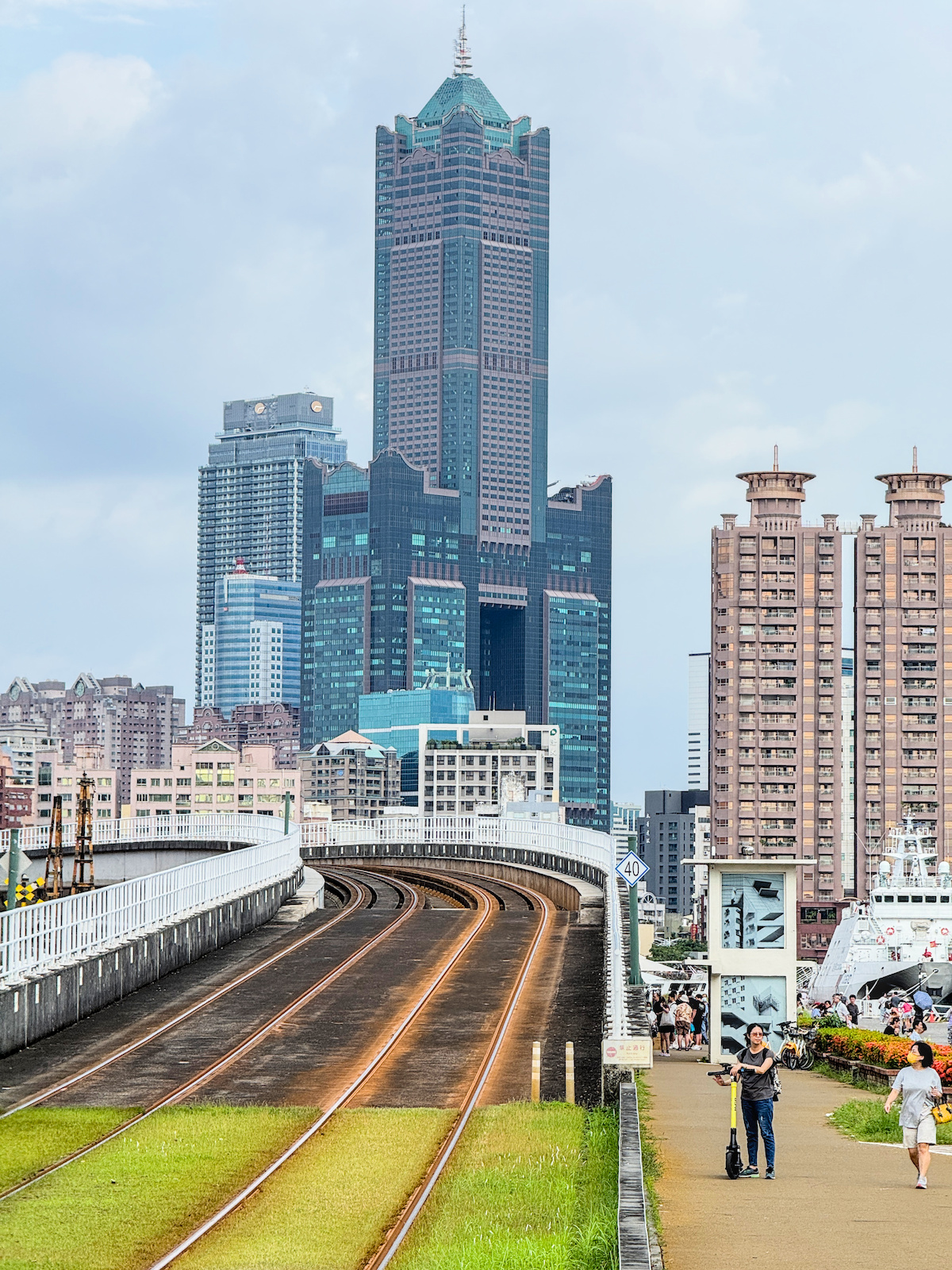 HIGO 共享電動滑板車｜高雄駁二一日遊最輕鬆的移動方式