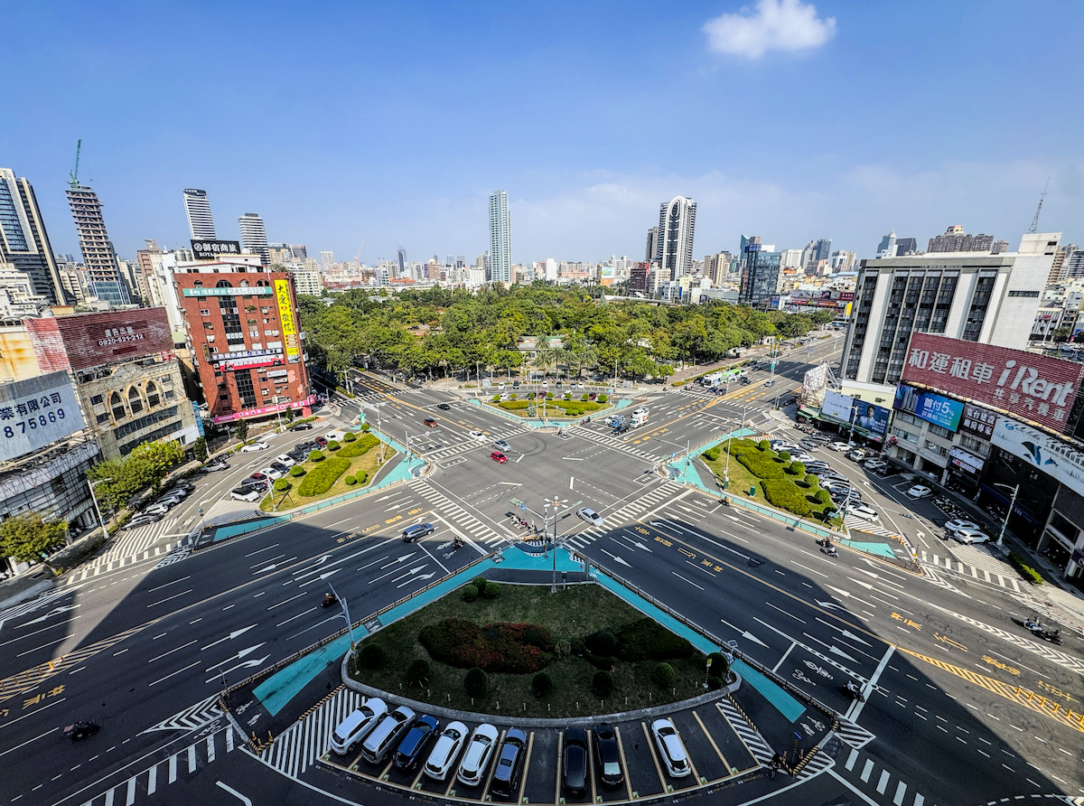 明水然高雄大立店位於高雄大立百貨A館8樓，寬敞明亮的門面設計展現職人質感