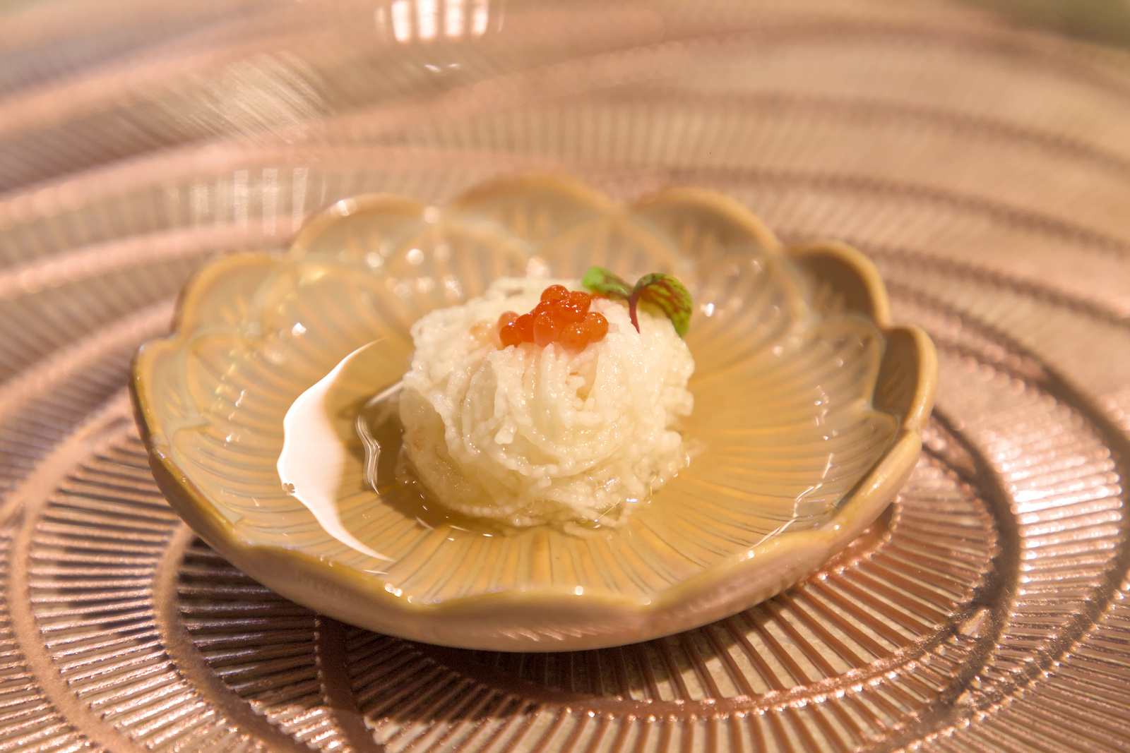 精緻開胃料理：山藥鮭魚卵，選用日本山藥切絲搭配新鮮飽滿的鮭魚卵