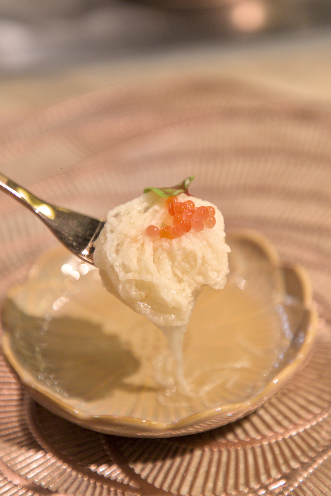 山藥鮭魚卵特寫，展現食材的新鮮度與主廚細膩的擺盤藝術