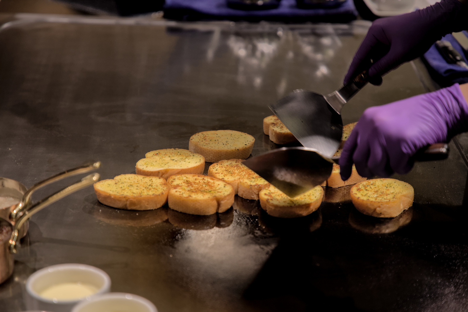 鐵板現煎香蒜麵包，表面金黃酥脆，蒜香濃郁四溢