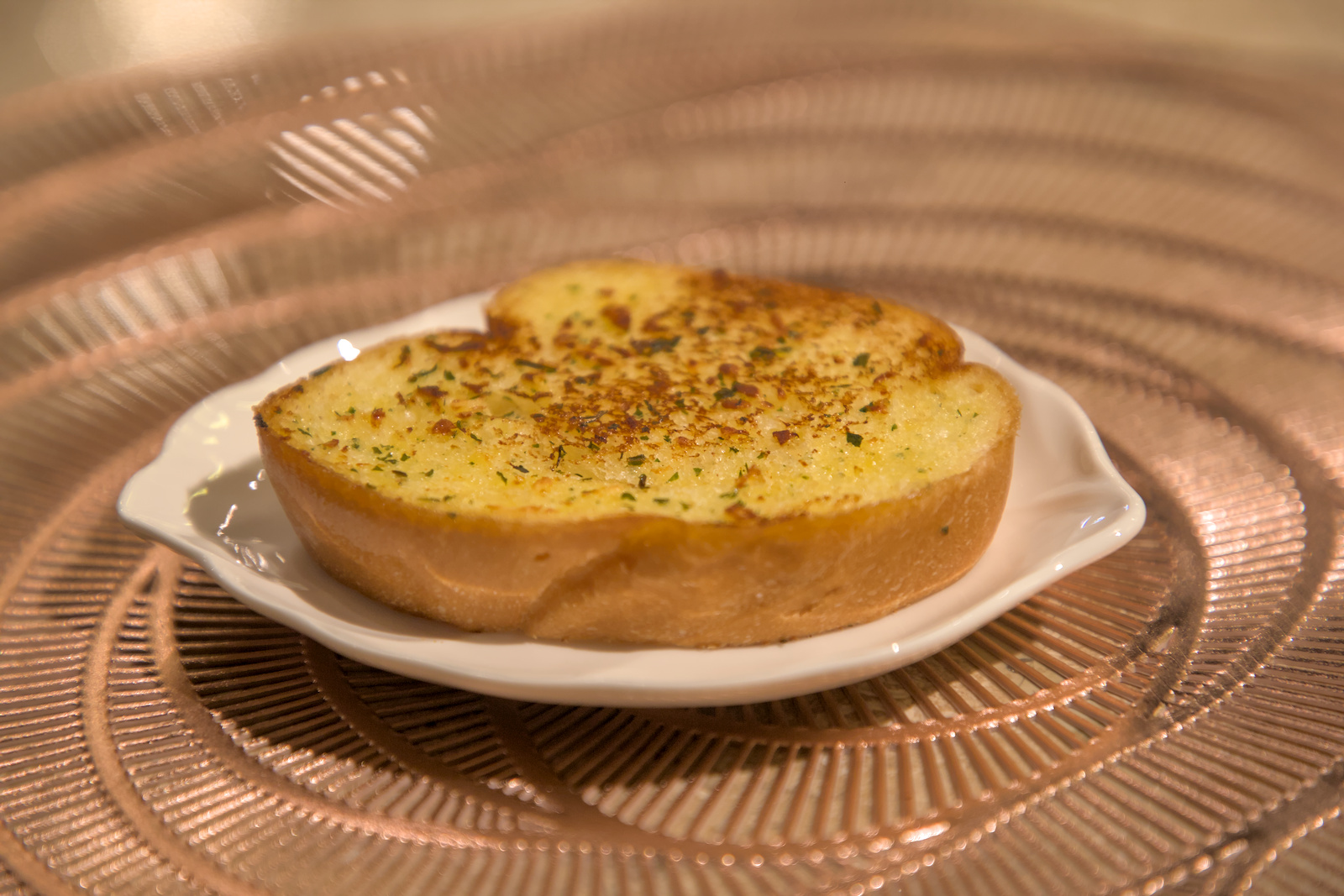 明水然香蒜麵包特寫，展現出焦香誘人的色澤