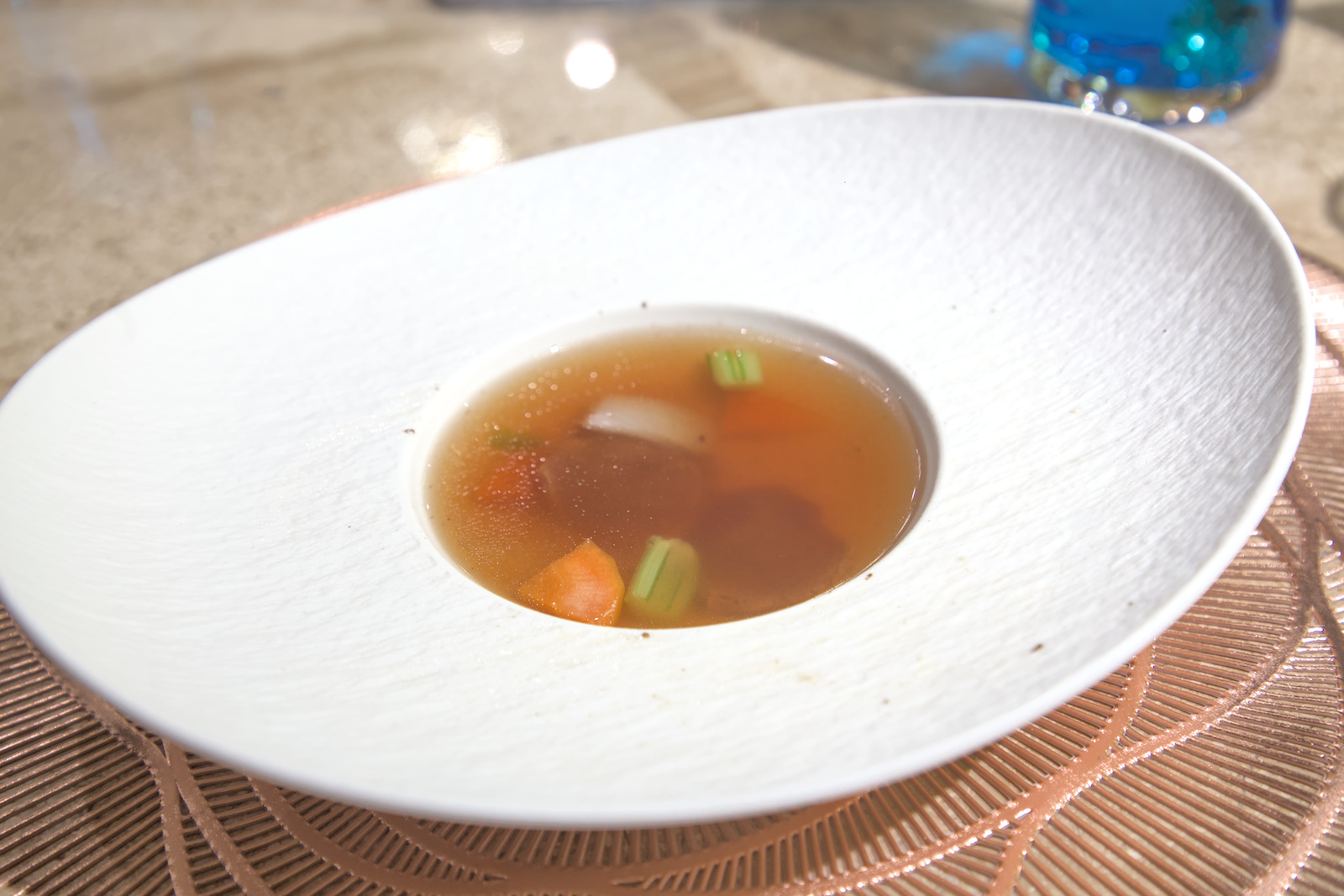 明水然主廚湯品：清燉牛肉湯，色澤澄澈且香氣清新