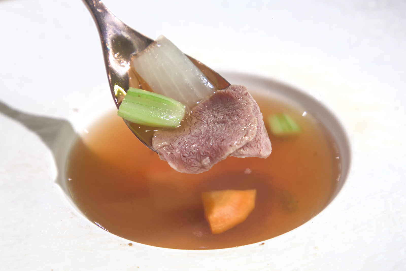 濃郁且風味厚實的湯品呈現，展現出明水然對湯底的堅持