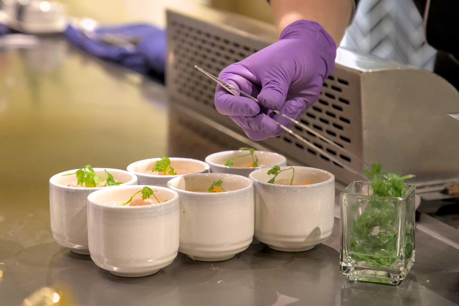 主廚於鐵板上現場製作的海鮮茶碗蒸，展現精準的溫控與悶煮技巧