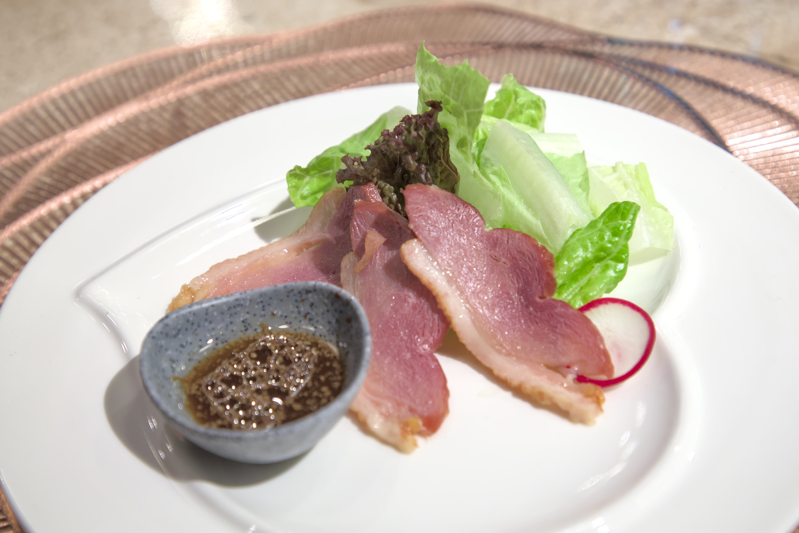 鮮果沙拉搭配煙燻鴨胸，色彩鮮豔奪目且層次豐富