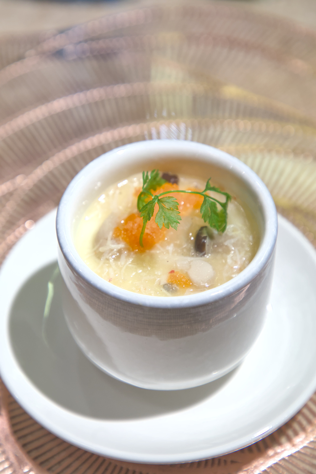 海鮮茶碗蒸特寫，呈現出如珍珠般的細緻光澤感