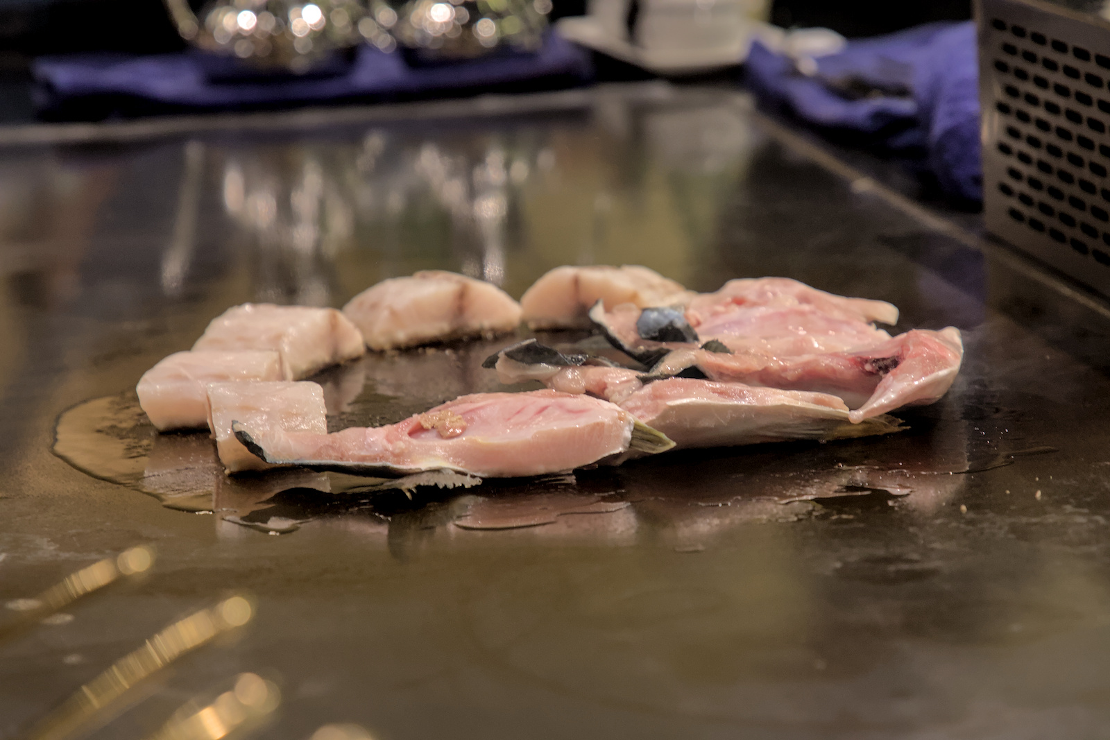 當季現選魚料理，魚皮表面煎至金黃微焦，帶有迷人的香氣