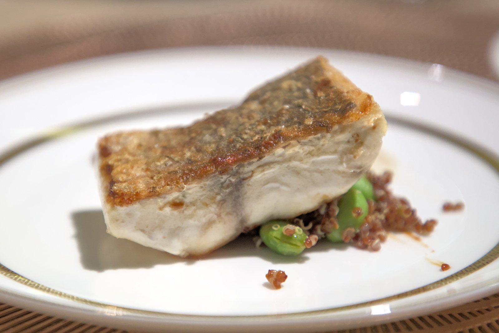 主廚展現專業手藝翻面煎魚，保證受熱均勻且外酥內嫩