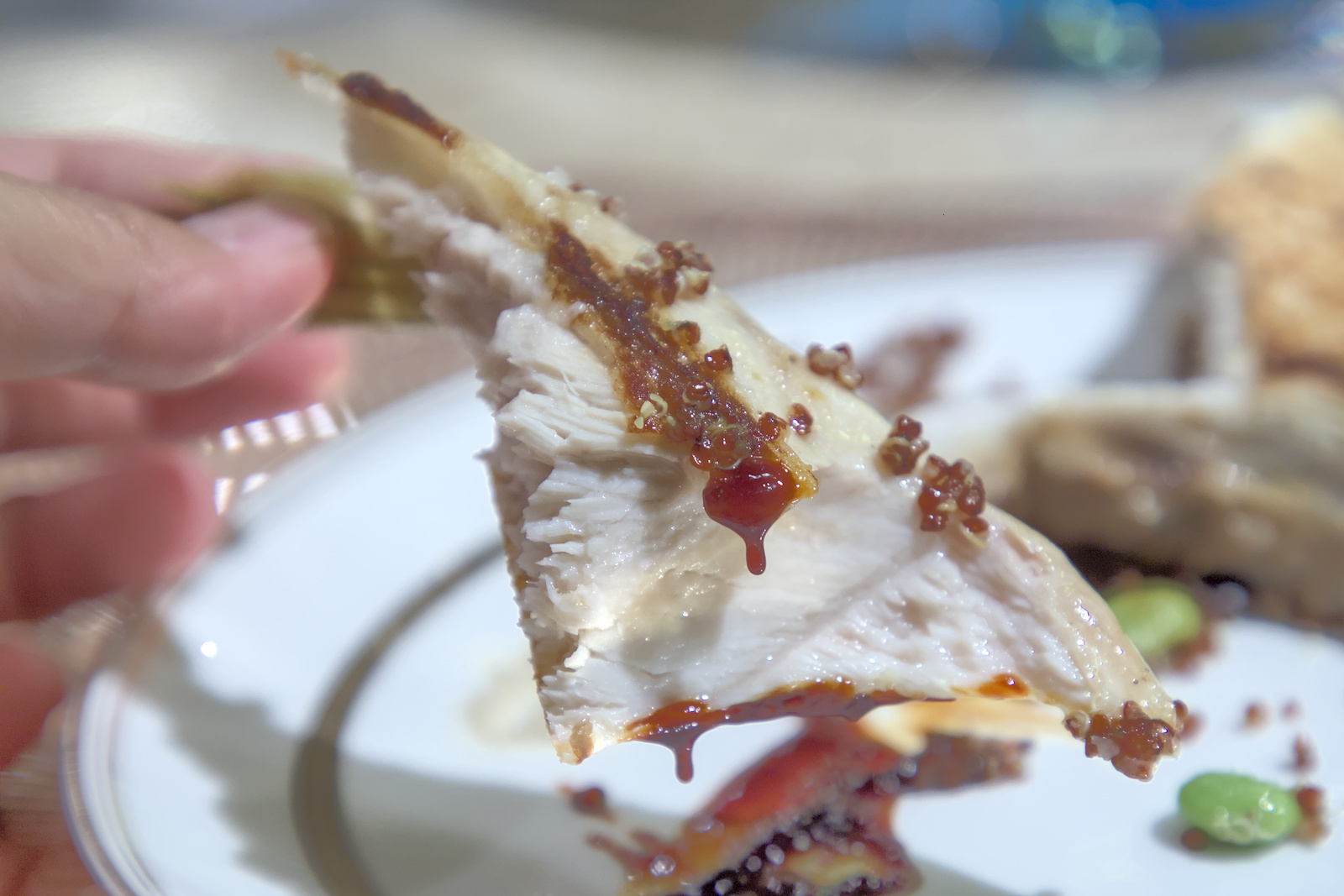 時令魚料理精緻擺盤特寫，視覺與味覺的雙重饗宴