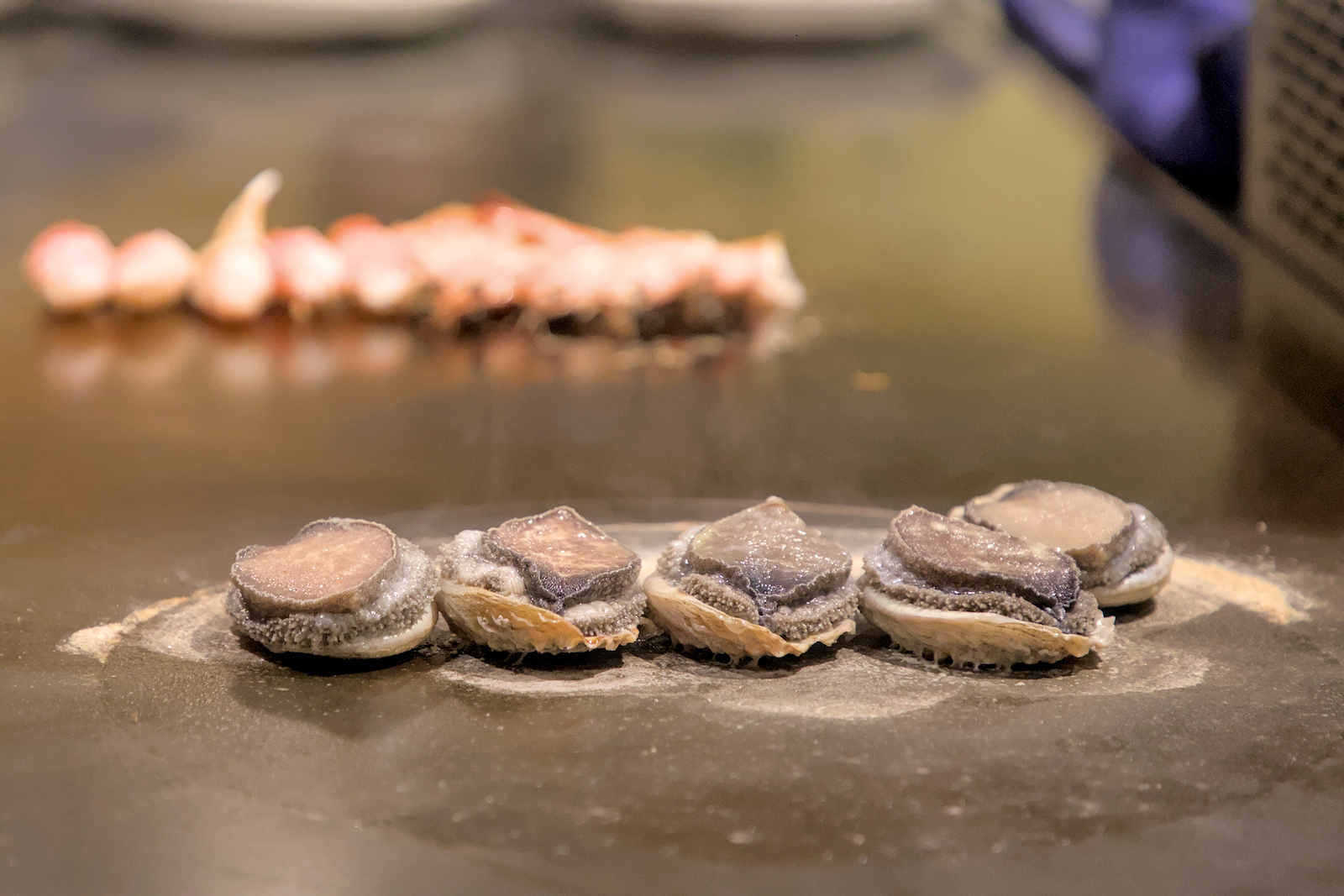 明水然重量級食材：南非鮮猛活鮑魚，於鐵板上受熱舞動的視覺震撼