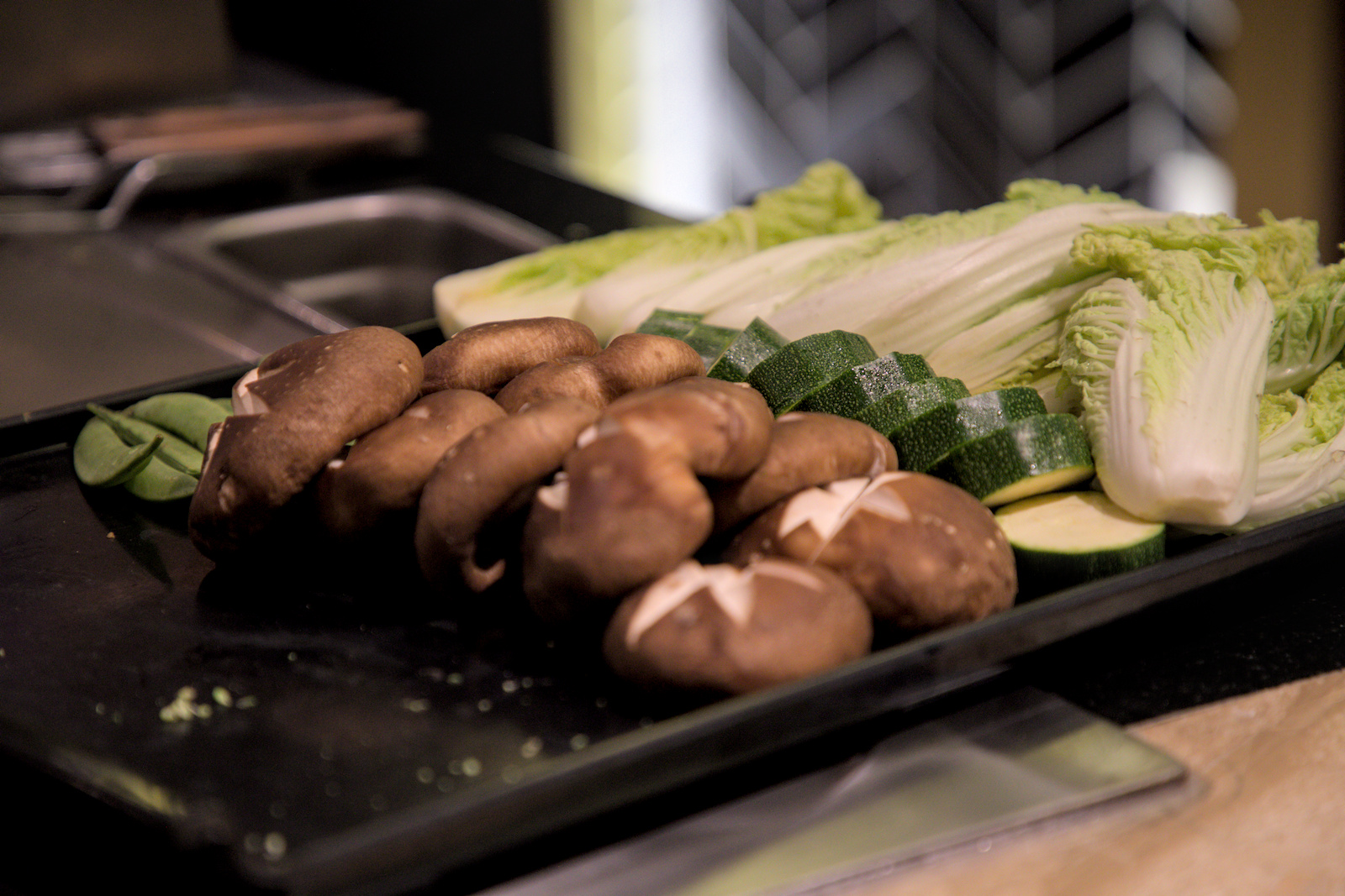 鐵板現煎當季時蔬，保留蔬菜的水分與原始甜味