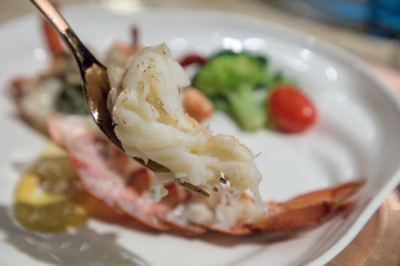 香氣誘人的龍蝦料理擺盤，鮮紅的色澤極具誘惑力