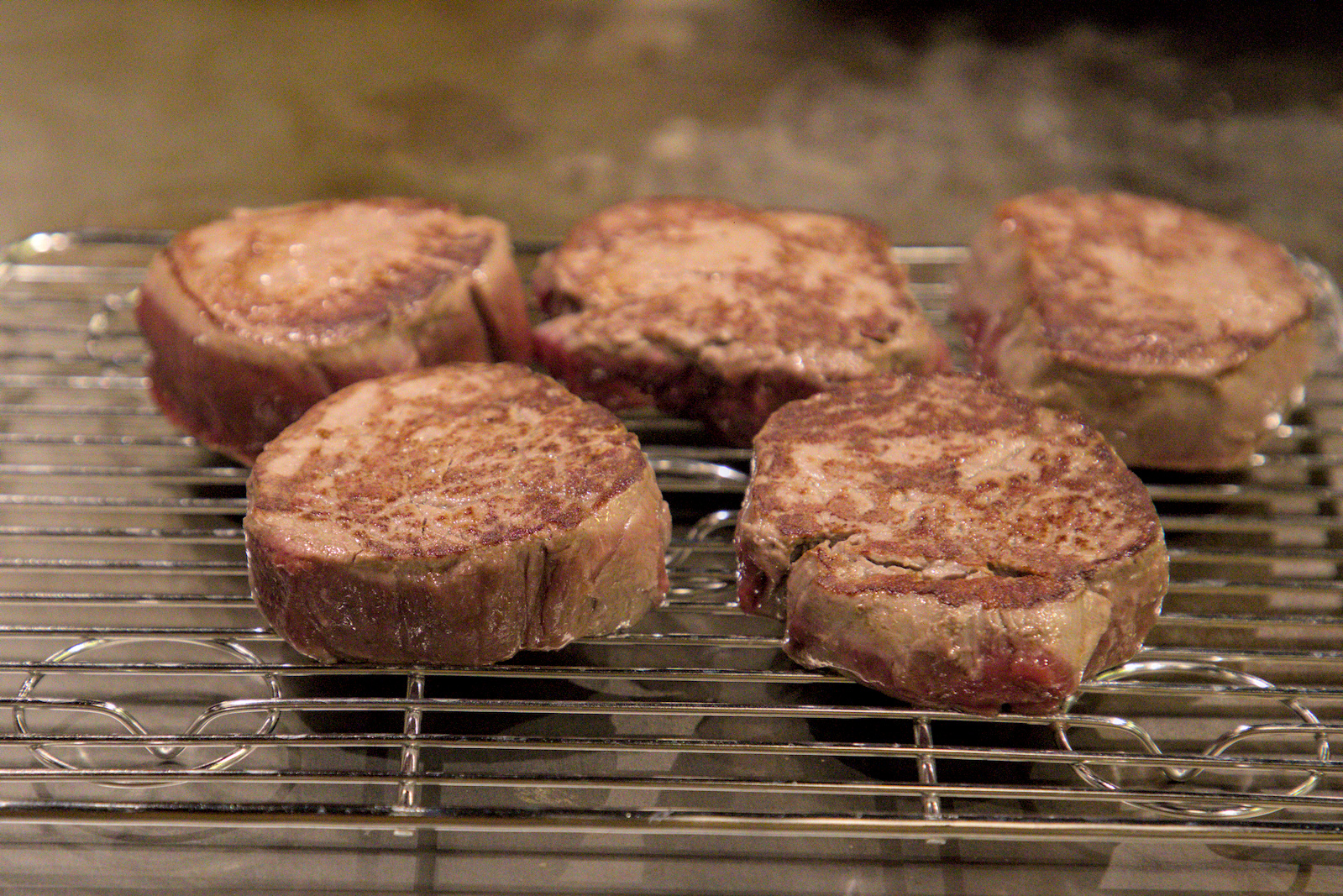 紐西蘭菲力牛排特寫，肉質紅潤且分布均勻的油脂令人垂涎