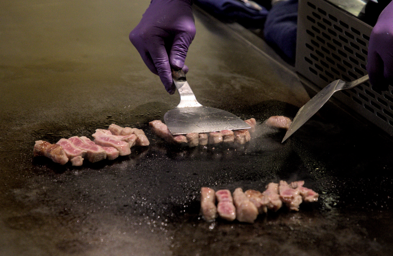 西班牙伊比利豬排餐呈現，油脂豐厚且香氣四溢