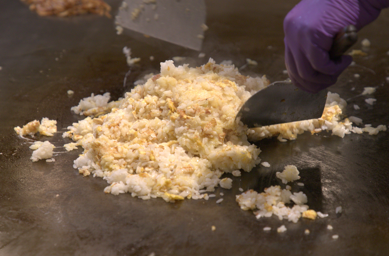 櫻花蝦炒飯現場翻炒，展現粒粒分明的絕佳口感