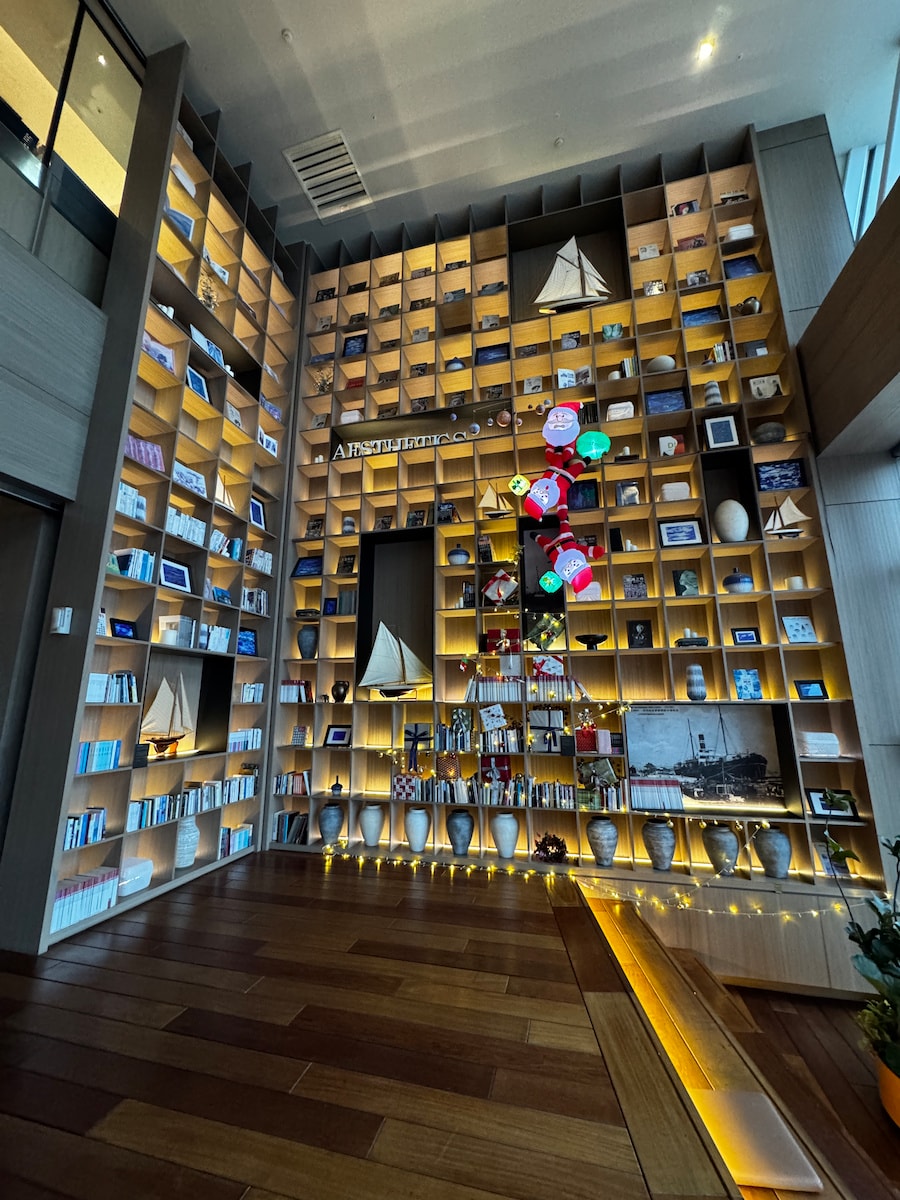 高雄亞灣最美的停靠站！承億酒店家庭房開箱：透明泳池與室內帳篷的雙重驚喜