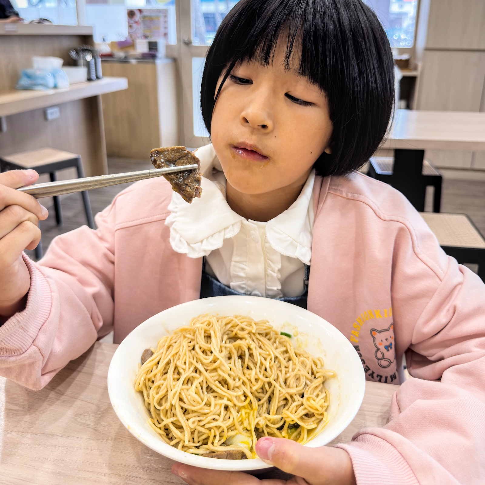 高雄牛肉麵|牛忘了呼吸四維店:每日現熬蔬果湯頭,環境舒適適合親子的美味選擇 - 第10張圖 高雄牛肉麵|牛忘了呼吸四維店:每日現熬蔬果湯頭,環境舒適適合親子的美味選擇