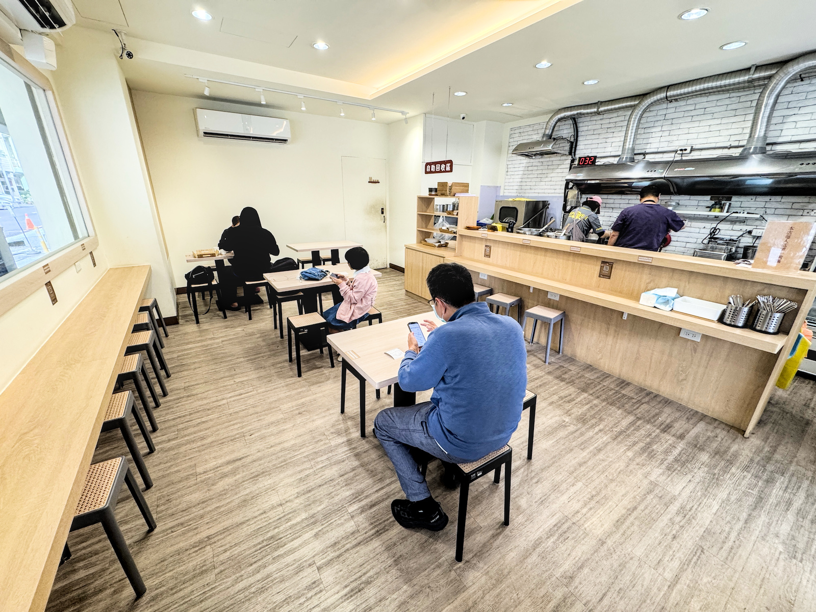 高雄牛肉麵|牛忘了呼吸四維店:每日現熬蔬果湯頭,環境舒適適合親子的美味選擇 - 第3張圖 高雄牛肉麵|牛忘了呼吸四維店:每日現熬蔬果湯頭,環境舒適適合親子的美味選擇