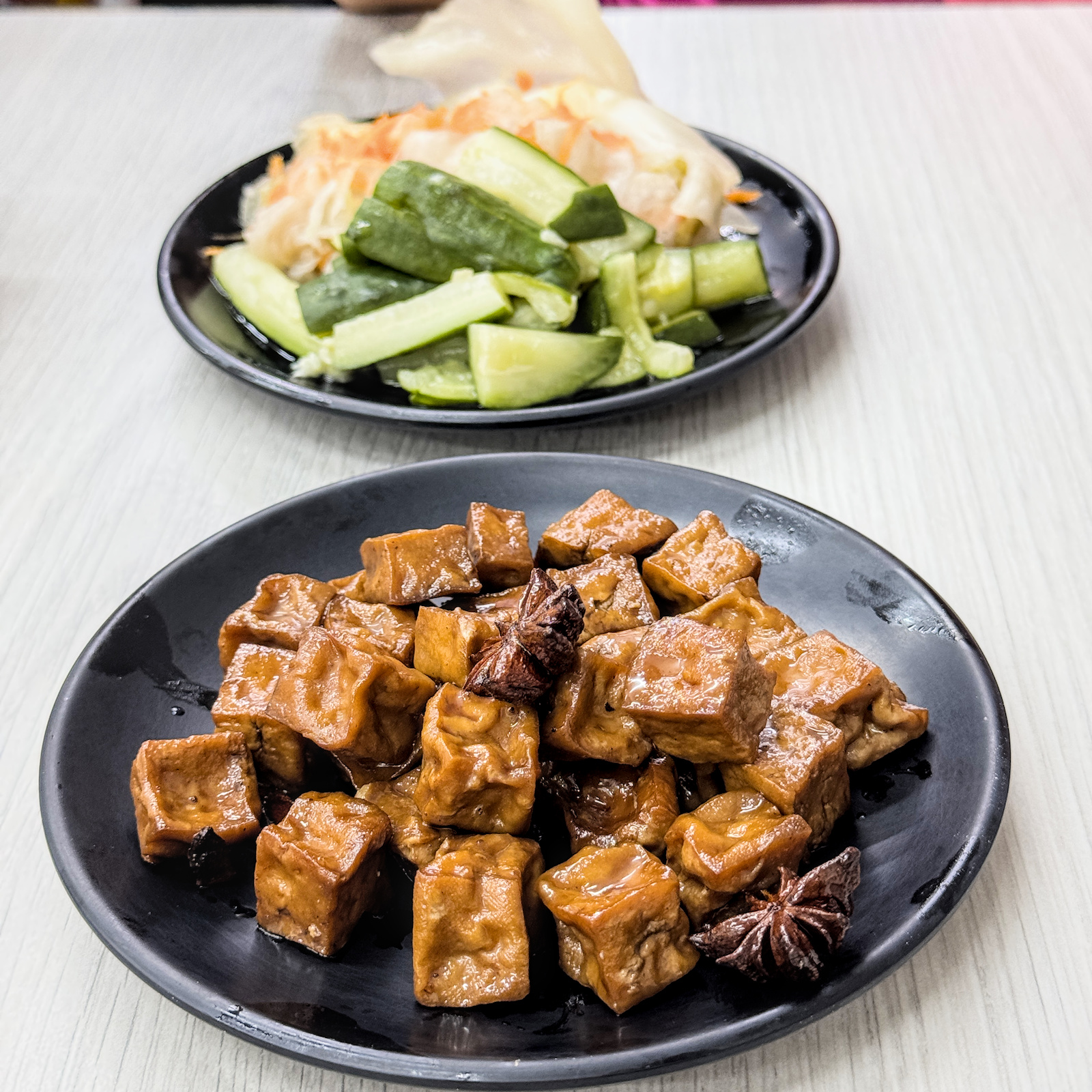 高雄美食｜湘帥客棧：高醫三民區必吃手工麵食，爆汁豬肉餡餅與現桿捲餅推薦