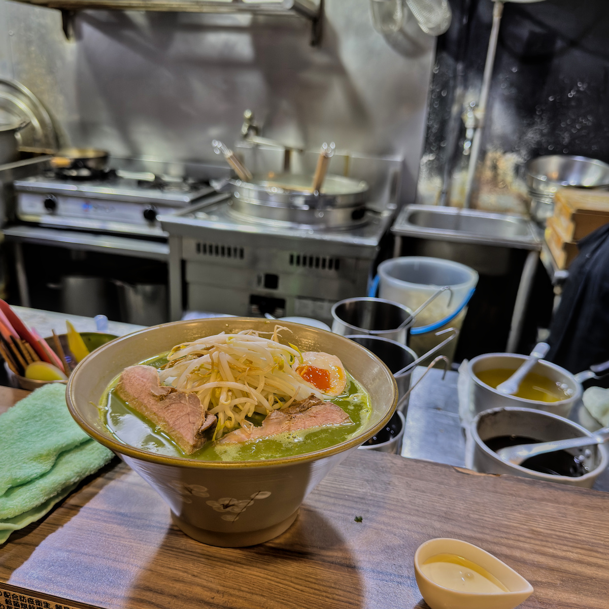 高雄鼓山美食｜麵屋趣日式拉麵：驚艷全場的「抹茶拉麵」！一碗兩吃，鮮奶油注入靈魂的極致體驗