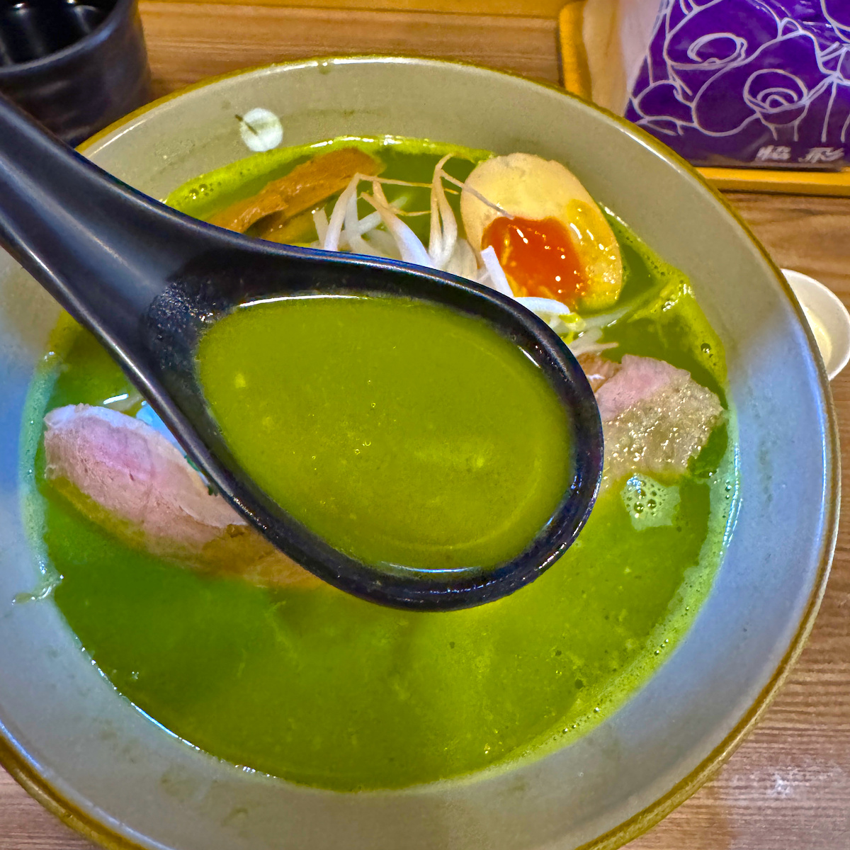 高雄鼓山美食｜麵屋趣日式拉麵：驚艷全場的「抹茶拉麵」！一碗兩吃，鮮奶油注入靈魂的極致體驗