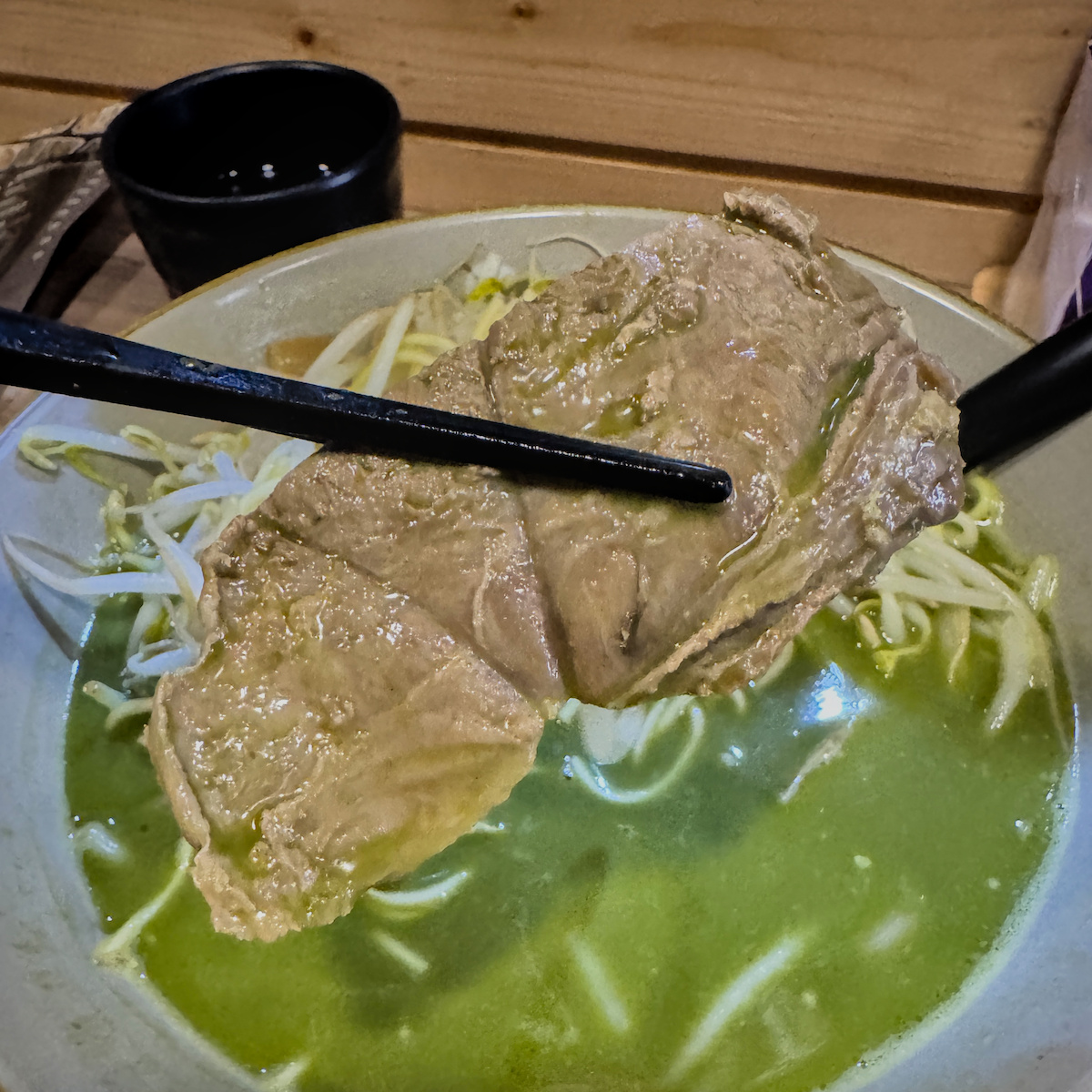 高雄鼓山美食｜麵屋趣日式拉麵：驚艷全場的「抹茶拉麵」！一碗兩吃，鮮奶油注入靈魂的極致體驗