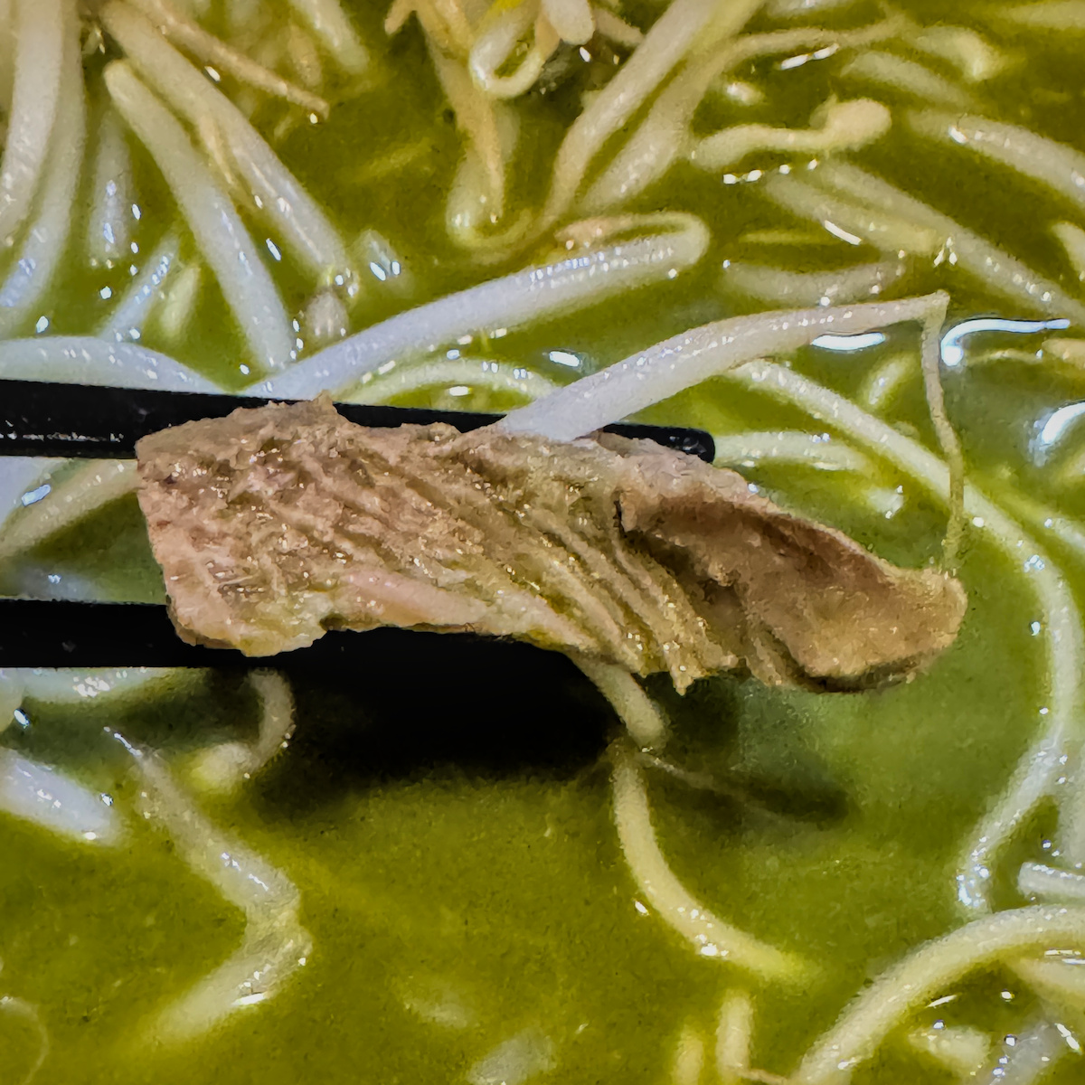 高雄鼓山美食｜麵屋趣日式拉麵：驚艷全場的「抹茶拉麵」！一碗兩吃，鮮奶油注入靈魂的極致體驗