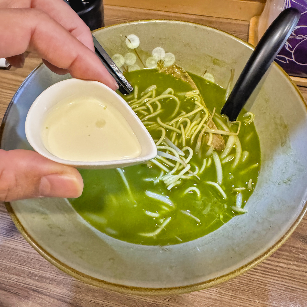 高雄鼓山美食｜麵屋趣日式拉麵：驚艷全場的「抹茶拉麵」！一碗兩吃，鮮奶油注入靈魂的極致體驗