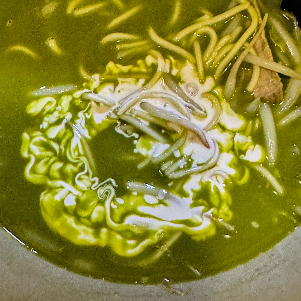 高雄鼓山美食｜麵屋趣日式拉麵：驚艷全場的「抹茶拉麵」！一碗兩吃，鮮奶油注入靈魂的極致體驗