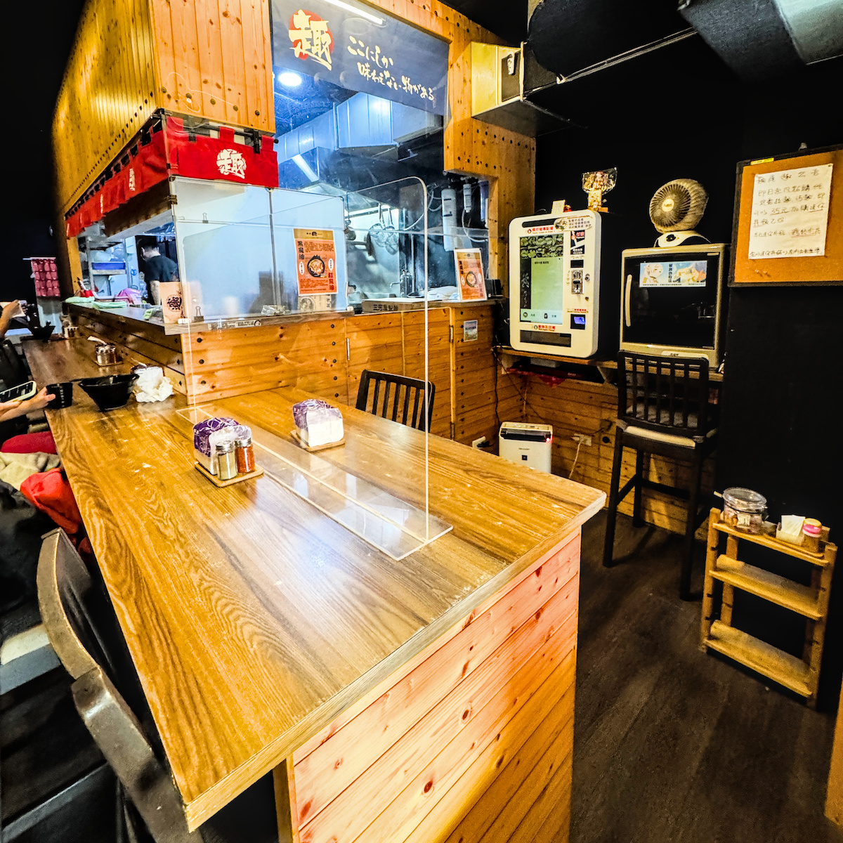 高雄鼓山美食｜麵屋趣日式拉麵：驚艷全場的「抹茶拉麵」！一碗兩吃，鮮奶油注入靈魂的極致體驗