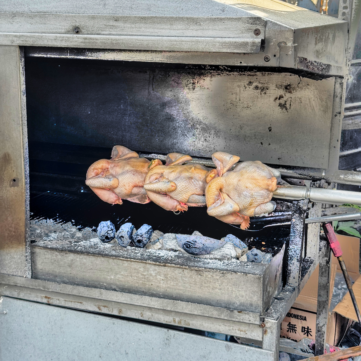 高雄美食推薦｜三琪土雞：假日限定鋼管雞，鎖住靈魂精華的極致美味