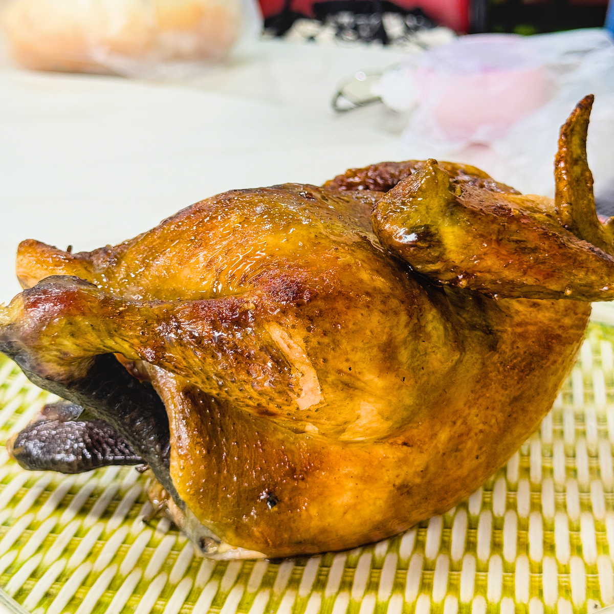高雄美食推薦｜三琪土雞：假日限定鋼管雞，鎖住靈魂精華的極致美味