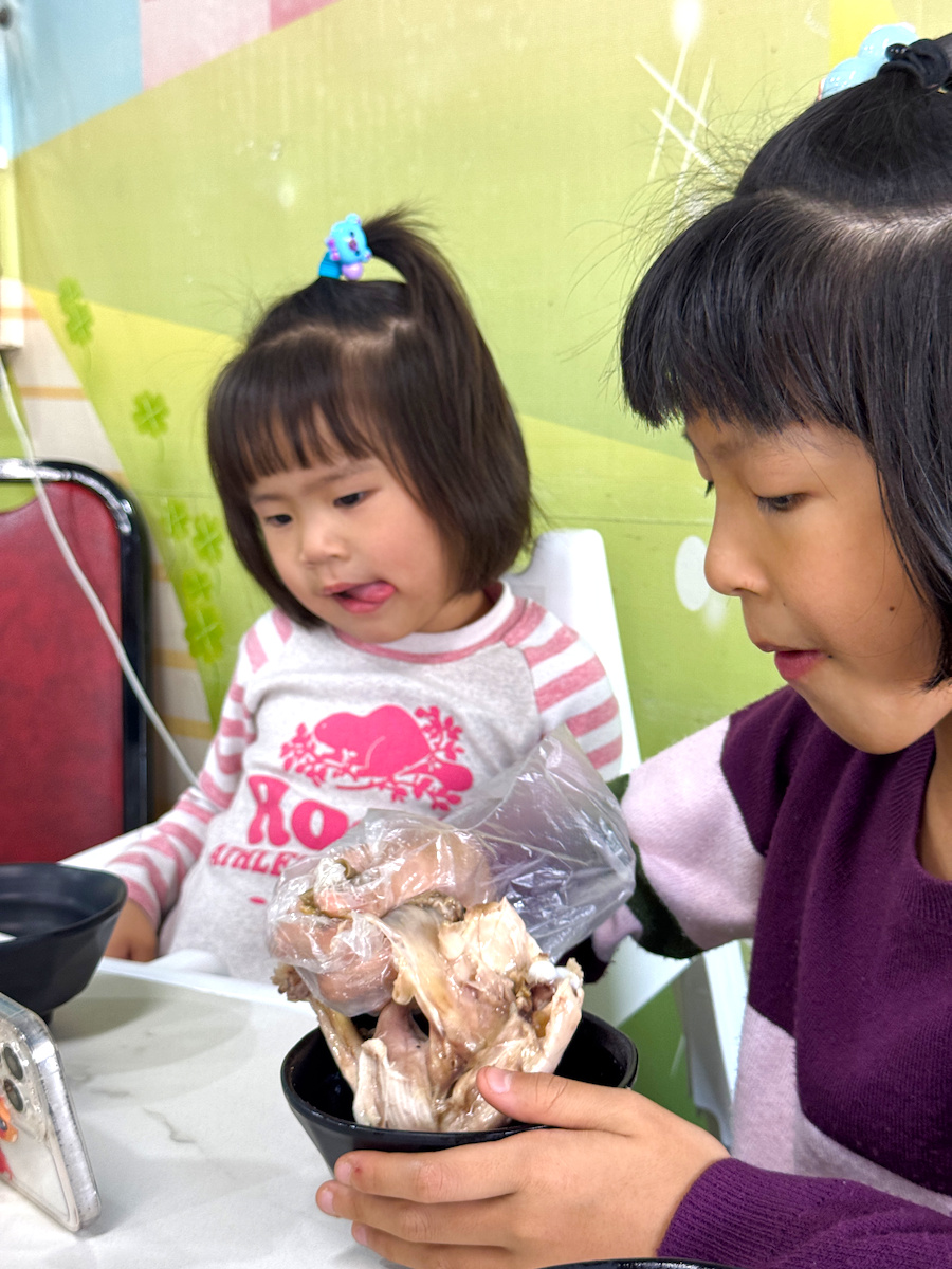 高雄美食推薦｜三琪土雞：假日限定鋼管雞，鎖住靈魂精華的極致美味