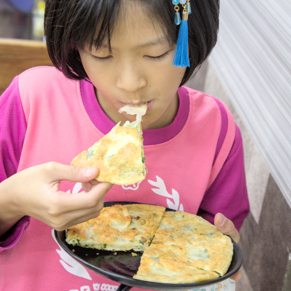 高雄美食｜湘帥客棧：高醫三民區必吃手工麵食，爆汁豬肉餡餅與現桿捲餅推薦