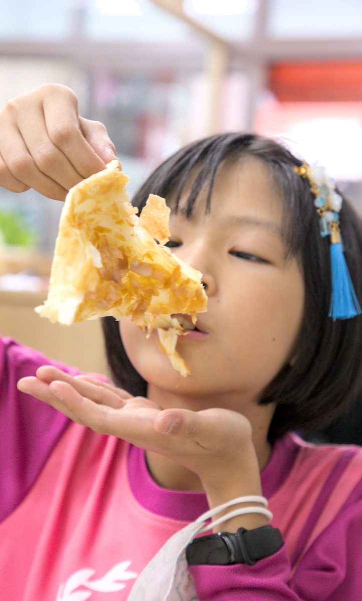 高雄美食｜湘帥客棧：高醫三民區必吃手工麵食，爆汁豬肉餡餅與現桿捲餅推薦