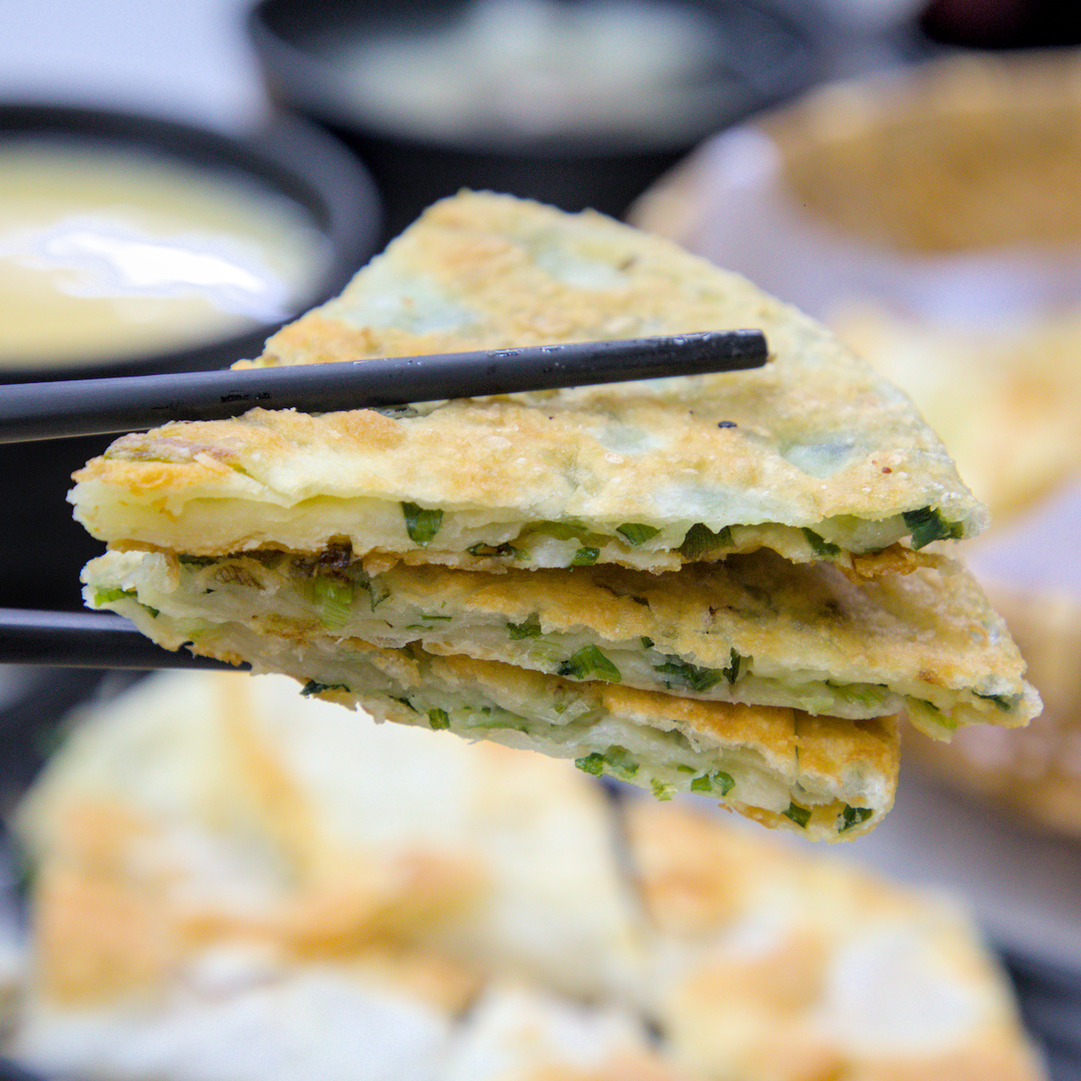 高雄美食｜湘帥客棧：高醫三民區必吃手工麵食，爆汁豬肉餡餅與現桿捲餅推薦