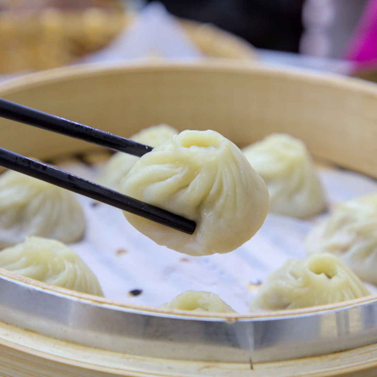 高雄美食｜湘帥客棧：高醫三民區必吃手工麵食，爆汁豬肉餡餅與現桿捲餅推薦