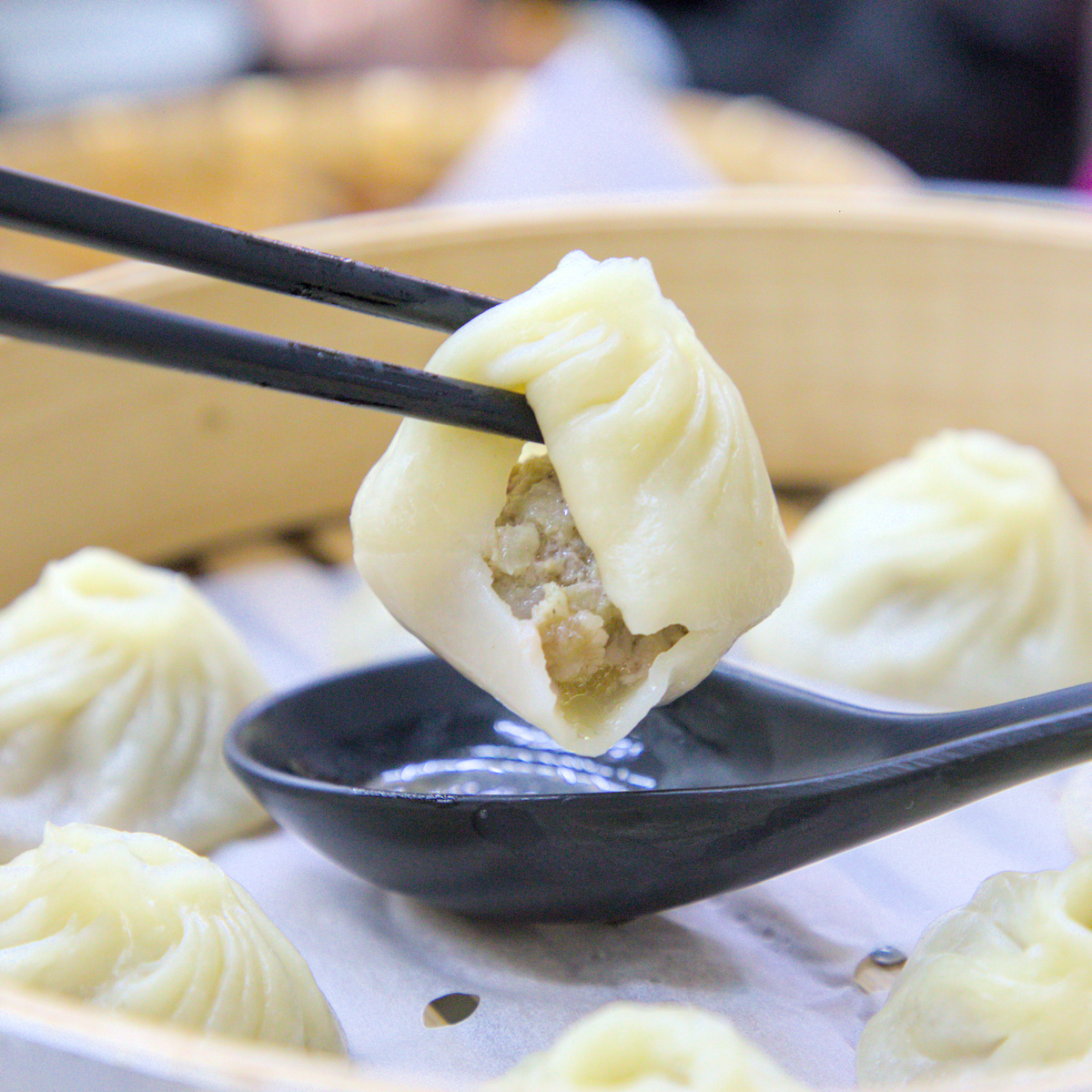 高雄美食｜湘帥客棧：高醫三民區必吃手工麵食，爆汁豬肉餡餅與現桿捲餅推薦