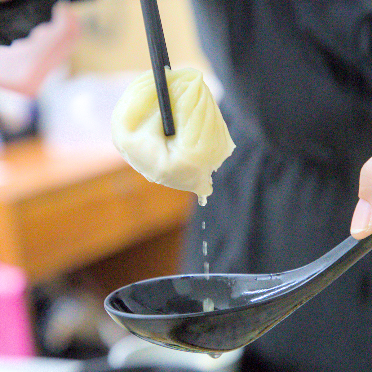 高雄美食｜湘帥客棧：高醫三民區必吃手工麵食，爆汁豬肉餡餅與現桿捲餅推薦